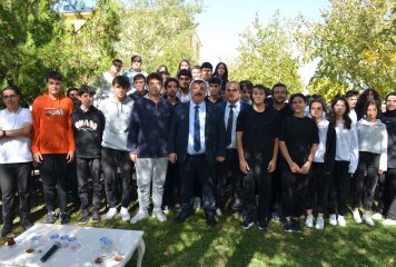 Beylikova Belediye Başkanı Özkan Alp, Fen Lisesi Kariyer Günleri programına konuk olarak, öğrencilerle bir araya geldi.