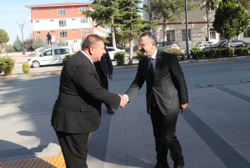 Çeşitli programlara katılmak üzere Beylikova ilçemize gelen Valimiz Sayın Hüseyin Aksoy, Belediye Başkanı Özkan Alp'e iade-i ziyarette bulundu.