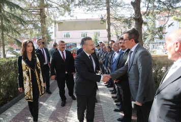 Bir dizi ziyaret ve incelemelerde bulunmak üzere Beylikova İlçemize gelen Valimiz Sayın Hüseyin Aksoy, Beylikova Kaymakamlığını ziyaret etti.