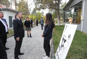 Valimiz Sayın Hüseyin Aksoy, Beylikova Belediyesi Millet Bahçelerş Sosyal Tesislerini ziyaret ederek incelemelerde bulundu.