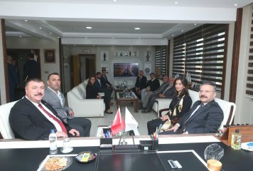 Çeşitli programlara katılmak üzere Beylikova ilçemize gelen Valimiz Sayın Hüseyin Aksoy, Belediye Başkanı Özkan Alp'e iade-i ziyarette bulundu.