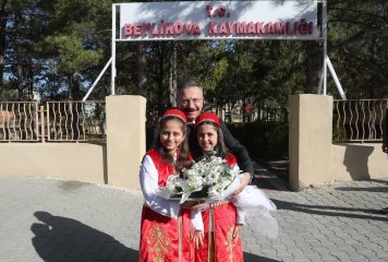 Bir dizi ziyaret ve incelemelerde bulunmak üzere Beylikova İlçemize gelen Valimiz Sayın Hüseyin Aksoy, Beylikova Kaymakamlığını ziyaret etti.