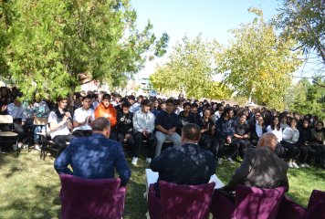 Beylikova Belediye Başkanı Özkan Alp, Fen Lisesi Kariyer Günleri programına konuk olarak, öğrencilerle bir araya geldi.