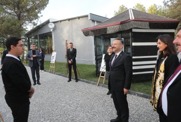 Valimiz Sayın Hüseyin Aksoy, Beylikova Belediyesi Millet Bahçelerş Sosyal Tesislerini ziyaret ederek incelemelerde bulundu.