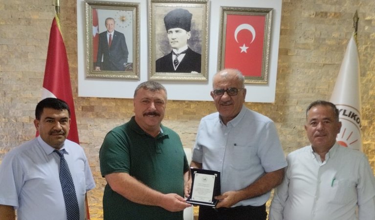 Yalımkaya Çevre Köyleri Kültür ve Dayanışma Derneği Yönetim Kurulu Başkanı Cihan Taktekin ve Yönetim kurulu üyeleri birlikte Beylikova Belediye Başkanı Özkan Alp'e başkanlık makamında ziyaret etti.