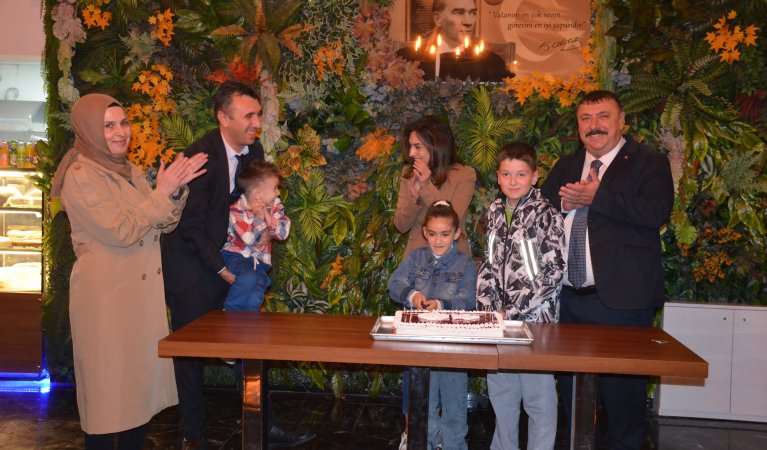 Beylikova Belediyesi Sosyal Tesisinde çalışan kadınlarımızın Cumhuriyet'in 100. yılı anısına pasta hazırladı.