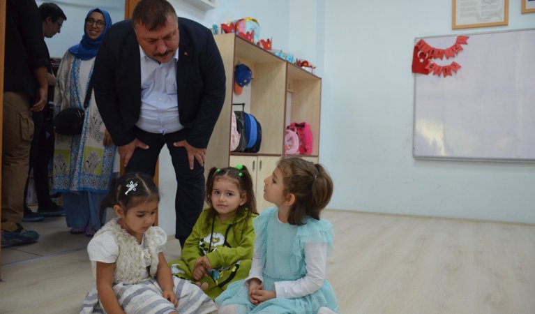 Beylikova Kaymakamımız Sayın Kübra EROĞLU ve Beylikova Belediye Başkanımız Sayın Özkan ALP ilçemiz merkezinde bulunan Saide Alp Anaokulunda minik öğrencilerimizin motivasyonunu arttırmak amacıyla düzenlenen pasta kesim etkinliğine katıldı.
