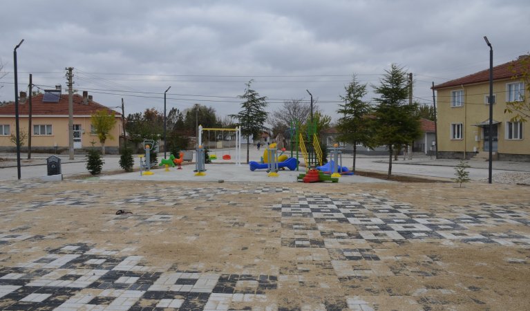 YENİ MAHALLE PARKINDA SON RÜTUŞLAR YAPILIYOR