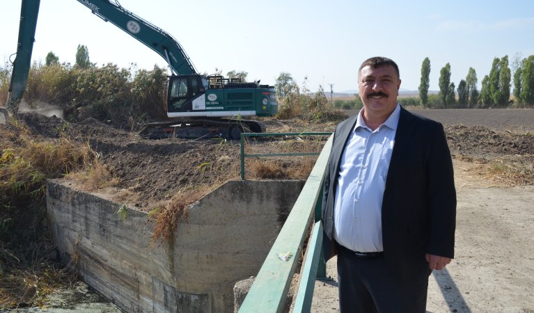 DSİ 3. Bölge Müdürlüğüne ait iş makinalarının ilçemiz porsuk çayındaki temizlik ve bent kapaklarındaki iyileştirme çalışmalarını Beylikova Belediye Başkanı Özkan Alp yerinde inceledi.