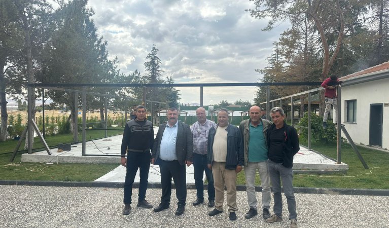 Beylikova Millet Bahçesinde vatandaşlarımızın aileleriyle birlikte rahat, huzurlu, keyifli ve güvenli vakit geçirebilecekleri alanlar yapıyoruz.