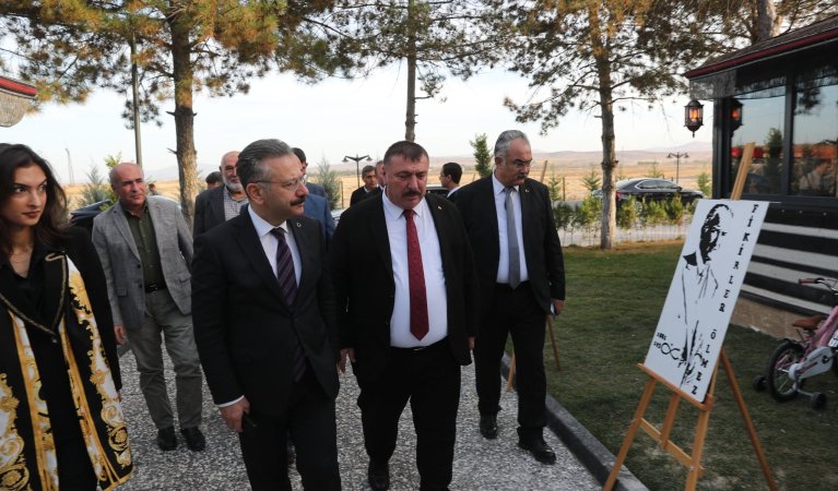 Valimiz Sayın Hüseyin Aksoy, Beylikova Belediyesi Millet Bahçelerş Sosyal Tesislerini ziyaret ederek incelemelerde bulundu.
