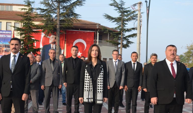 Büyük Önder Gazi Mustafa Kemal Atatürk’ün ebediyete intikalinin 85. yıl dönümü münasebetiyle ilk olarak Cumhuriyet Meydanında "Çelenk Sunma Töreni" yapıldı.