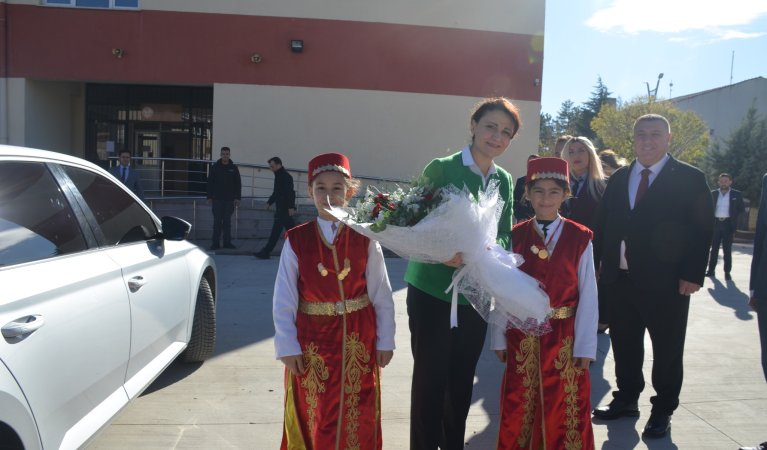 Eskişehir Valisi Hüseyin Aksoy’un eşi Hülya Aksoy önderliğinde, “Kadın Sağlığı Eğitim Projesi” başlatıldı. Projenin tanıtım toplantısı büyük ilgi gördü.