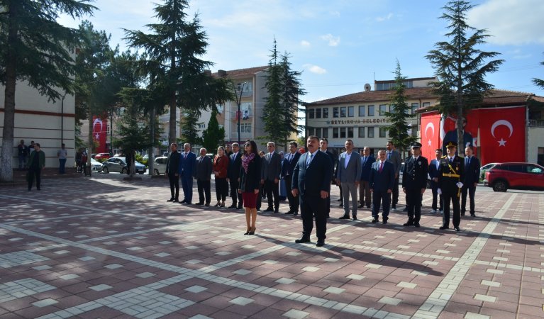 Beylikova Cumhuriyet Alanında gerçekleştirilen Cumhuriyetimizin 100. Yılı Kutlamaları Beylikova Kaymakamı Kübra Eroğlu ve Belediye Başkanımız Özkan Alp'in Atatürk Büstüne Çelenk koyma töreni İle Başladı.