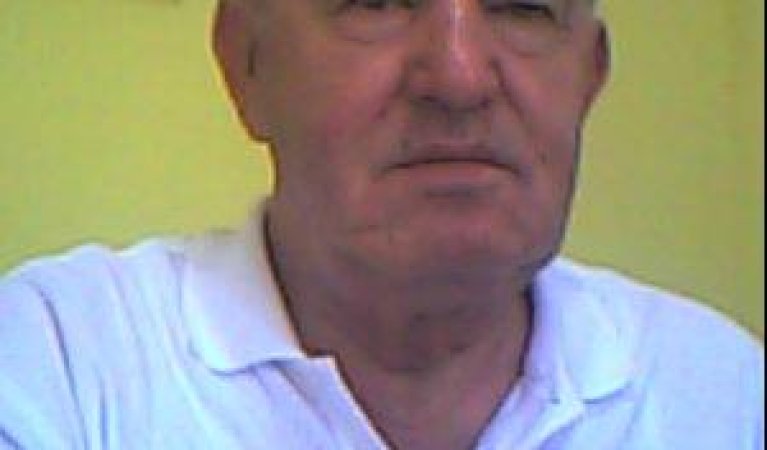İlçemizde üç dönem Belediye Başkanlığı yapmış (1989-1994/1994-1999/2004-2009), emekli Öğretmen Hasan Tezel hakkın rahmetine kavuşmuştur.