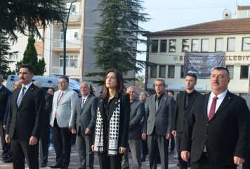 Büyük Önder Gazi Mustafa Kemal Atatürk’ün ebediyete intikalinin 85. yıl dönümü münasebetiyle ilk olarak Cumhuriyet Meydanında "Çelenk Sunma Töreni" yapıldı.