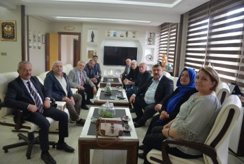 BEYDER Derneği Yönetim Kurulu Başkanı Muhammer Öztay ve Yönetim kurulu üyeleri birlikte Beylikova Belediye Başkanı Özkan Alp'e başkanlık makamında ziyaret etti.