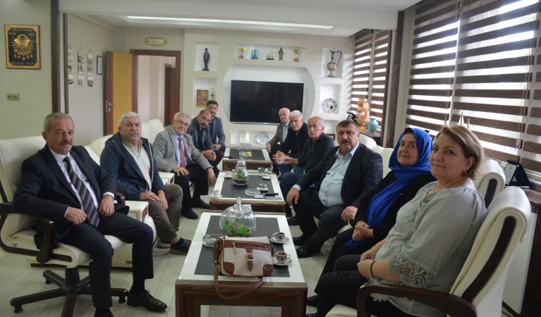 BEYDER Derneği Yönetim Kurulu Başkanı Muhammer Öztay ve Yönetim kurulu üyeleri birlikte Beylikova Belediye Başkanı Özkan Alp'e başkanlık makamında ziyaret etti.