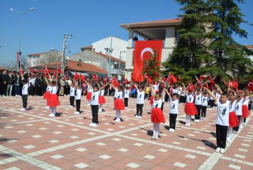 Türkiye Cumhuriyeti’nin kurucusu Mustafa Kemal Atatürk’ün, Büyük Millet Meclisinin açılışı ile beraber Türk çocuklarına armağan ettiği 23 Nisan Ulusal Egemenlik ve Çocuk Bayramı Beylikova’da coşku ile kutlandı.