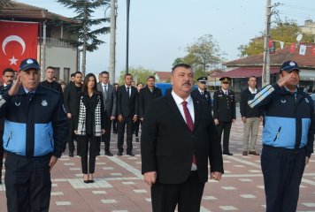 Büyük Önder Gazi Mustafa Kemal Atatürk’ün ebediyete intikalinin 85. yıl dönümü münasebetiyle ilk olarak Cumhuriyet Meydanında "Çelenk Sunma Töreni" yapıldı.