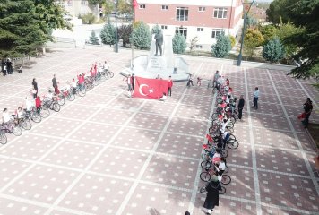 Beylikova’da Cumhuriyet'in 100. yılında düzenlenen etkinlikler kapsamında Beylikova Kaymakamı Kübra Eroğlu, Belediye Başkanı Özkan ALP ve öğrencilerin katılımıyla bisiklet turu yapıldı.
