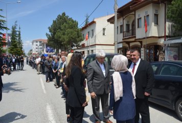 Enerji Ve Tabii Kaynaklar Bakanımız Sayın Fatih Dönmez ve Ak Parti Millet Vekilimiz Prof. Dr. Ayşen Gürcan ilçemizi ziyaret ederek Beylikova’lı vatandaşlarla buluştu…