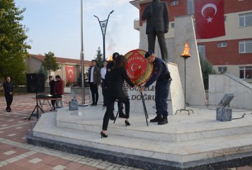Büyük Önder Gazi Mustafa Kemal Atatürk’ün ebediyete intikalinin 85. yıl dönümü münasebetiyle ilk olarak Cumhuriyet Meydanında "Çelenk Sunma Töreni" yapıldı.