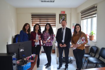 Beylikova Belediye Başkanlığı tarafından, 8 Mart Dünya Kadınlar Günü dolayısıyla ilçemizdeki çalışan kadınlara karanfil dağıtımı yapıldı.