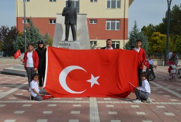 Beylikova’da Cumhuriyet'in 100. yılında düzenlenen etkinlikler kapsamında Beylikova Kaymakamı Kübra Eroğlu, Belediye Başkanı Özkan ALP ve öğrencilerin katılımıyla bisiklet turu yapıldı.