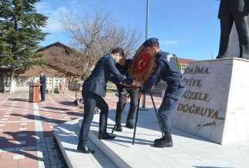 Beylikova'da Çanakkale Zaferi’nin 105. yılında vatanımız uğruna savaşan ve bu uğurda şehit düşen askerlerimiz saygı ve minnetle anıldı.