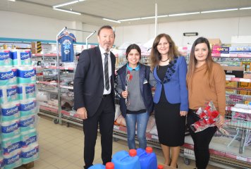 Beylikova Belediye Başkanlığı tarafından, 8 Mart Dünya Kadınlar Günü dolayısıyla ilçemizdeki çalışan kadınlara karanfil dağıtımı yapıldı.