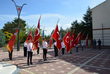 Beylikova Cumhuriyet Alanında gerçekleştirilen Cumhuriyetimizin 100. Yılı Kutlamaları Beylikova Kaymakamı Kübra Eroğlu ve Belediye Başkanımız Özkan Alp'in Atatürk Büstüne Çelenk koyma töreni İle Başladı.