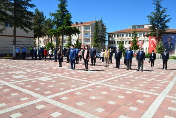 Beylikova'da 19 Mayıs Atatürk'ü Anma ve Gençlik ve Spor Bayramı dolayısıyla çelenk sunma töreni düzenlendi.