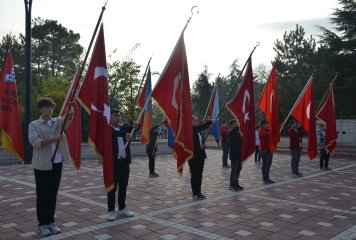 Büyük Önder Gazi Mustafa Kemal Atatürk’ün ebediyete intikalinin 85. yıl dönümü münasebetiyle ilk olarak Cumhuriyet Meydanında "Çelenk Sunma Töreni" yapıldı.