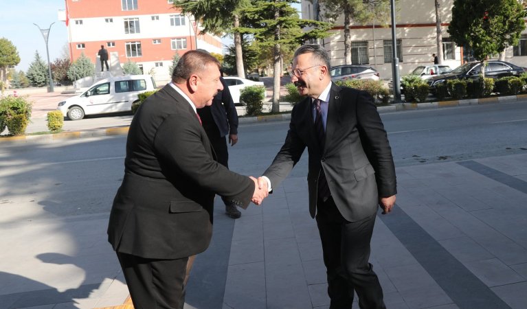 Çeşitli programlara katılmak üzere Beylikova ilçemize gelen Valimiz Sayın Hüseyin Aksoy, Belediye Başkanı Özkan Alp'e iade-i ziyarette bulundu.