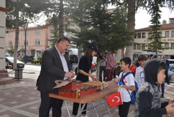 Beylikova’da Cumhuriyet'in 100. yılında düzenlenen etkinlikler kapsamında Beylikova Kaymakamı Kübra Eroğlu, Belediye Başkanı Özkan ALP ve öğrencilerin katılımıyla bisiklet turu yapıldı.