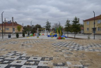 YENİ MAHALLE PARKINDA SON RÜTUŞLAR YAPILIYOR