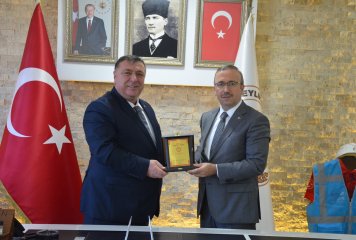 İl Milli Eğitim Müdürü Sayın Sinan Aydın, Belediye Başkanımız Sayın Özkan Alp'e eğitime verdiği desteklerden ötürü kendisine teşekkür etti