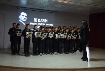 Büyük Önder Gazi Mustafa Kemal Atatürk’ün ebediyete intikalinin 85. yıl dönümü münasebetiyle ilk olarak Cumhuriyet Meydanında "Çelenk Sunma Töreni" yapıldı.