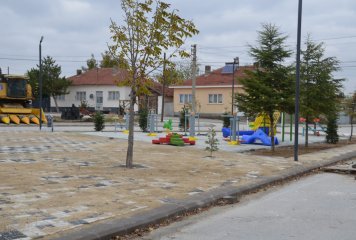 YENİ MAHALLE PARKINDA SON RÜTUŞLAR YAPILIYOR