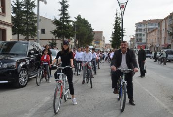 Beylikova’da Cumhuriyet'in 100. yılında düzenlenen etkinlikler kapsamında Beylikova Kaymakamı Kübra Eroğlu, Belediye Başkanı Özkan ALP ve öğrencilerin katılımıyla bisiklet turu yapıldı.