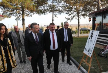 Valimiz Sayın Hüseyin Aksoy, Beylikova Belediyesi Millet Bahçelerş Sosyal Tesislerini ziyaret ederek incelemelerde bulundu.