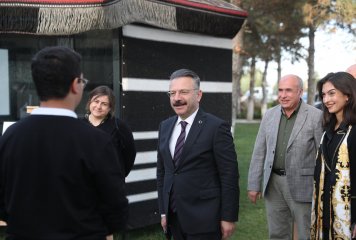 Valimiz Sayın Hüseyin Aksoy, Beylikova Belediyesi Millet Bahçelerş Sosyal Tesislerini ziyaret ederek incelemelerde bulundu.