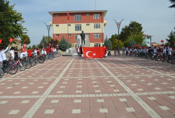 Beylikova’da Cumhuriyet'in 100. yılında düzenlenen etkinlikler kapsamında Beylikova Kaymakamı Kübra Eroğlu, Belediye Başkanı Özkan ALP ve öğrencilerin katılımıyla bisiklet turu yapıldı.