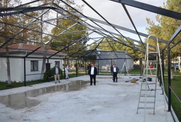 Beylikova Millet Bahçesinde vatandaşlarımızın aileleriyle birlikte rahat, huzurlu, keyifli ve güvenli vakit geçirebilecekleri alanlar yapıyoruz.