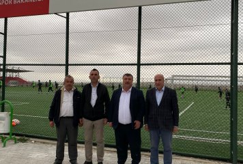 Belediye Başkanı Özkan Alp ve belediye meclis üyeleri ile birlikte Süper Amatör Play-Off liginde karışılacağı Demirspor maçı hazırlıklarını sürdüren takımımızı İlçe stadyum tesislerinde ziyaret etti.
