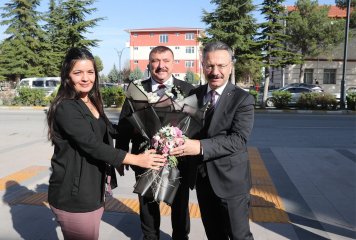 Çeşitli programlara katılmak üzere Beylikova ilçemize gelen Valimiz Sayın Hüseyin Aksoy, Belediye Başkanı Özkan Alp'e iade-i ziyarette bulundu.