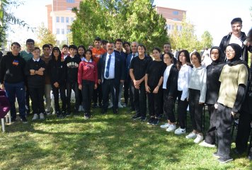 Beylikova Belediye Başkanı Özkan Alp, Fen Lisesi Kariyer Günleri programına konuk olarak, öğrencilerle bir araya geldi.
