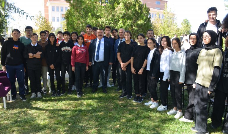 Beylikova Belediye Başkanı Özkan Alp, Fen Lisesi Kariyer Günleri programına konuk olarak, öğrencilerle bir araya geldi.