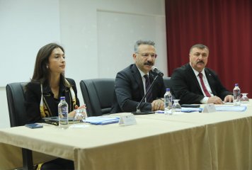 Valimiz Sayın Hüseyin Aksoy, her ay bir ilçemizde yaptığı muhtarlar toplantısını, kurum amirlerinin katılımıyla Beylikova muhtarları ile gerçekleştirdi.